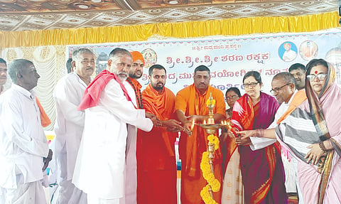 ಹುಣಸೀಕಟ್ಟಿ ಗ್ರಾಮದಲ್ಲಿ ಹಮ್ಮಿಕೊಂಡಿದ್ದ ರುದ್ರಮುನಿ ಶಿವಯೋಗಿಗಳ ಶಿಲಾ ಮೂರ್ತಿ ಪ್ರಾಣ ಪ್ರತಿಷ್ಠಾಪನೆ ಹಾಗೂ ಧರ್ಮಸಭೆಯನ್ನು ಶ್ರೀಗಳು, ಗಣ್ಯರು ಉದ್ಘಾಟಿಸಿದರು. ಡಾ.ಅಮರಸಿದ್ಧೇಶ್ವರ ಸ್ವಾಮೀಜಿ, ಬಸವರಾಜ ದೇವರು, ಅಭಿನವ ಸಿದ್ಧಲಿಂಗ ಸ್ವಾಮೀಜಿ ಇತರರಿದ್ದರು.