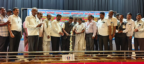 ತಿನಿಧಿಗಳ ಸಂಘಟನೆ ರಾಜ್ಯ ಮಟ್ಟದ ಕಾರ್ಯಾಗಾರ ಮತ್ತು ರಾಜ್ಯ ಸಮಿತಿ ಕೌನ್ಸಿಲ್ ಸಭೆ ಉದ್ಘಾಟಿಸಲಾಯಿತು. ಎಲ್‌ಐಸಿ ಕೇಂದ್ರ ಸಮಿತಿ ಕಾರ್ಯಾಧ್ಯಕ್ಷ ಎಲ್.ಮಂಜುನಾಥ್, ಎಚ್.ಸಿ.ಮಹೇಶ್, ಶಿವಮೂರ್ತಿ, ಜಯರಾಮು, ಶ್ರೀನಿವಾಸ್, ಪ್ರದೀಪ್, ಕುಮಾರ್, ಸಿದ್ದಲಿಂಗ ಒಡೆಯರ್, ಗುರುಪಾದಸ್ವಾಮಿ ಇದ್ದರು.