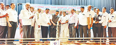 ಮಳವಳ್ಳಿಯ ಅಂಬೇಡ್ಕರ್ ಭವನದಲ್ಲಿ ಮಂಗಳವಾರ ಹಮ್ಮಿಕೊಂಡಿದ್ದ  ಭಾರತೀಯ ಜೀವ ವಿಮಾ ಪ್ರತಿನಿಧಿಗಳ ಸಂಘಟನೆ ರಾಜ್ಯ ಮಟ್ಟದ ಕಾರ್ಯಾಗಾರ ಮತ್ತು ರಾಜ್ಯ ಸಮಿತಿ ಕೌನ್ಸಿಲ್ ಸಭೆ ಉದ್ಘಾಟಿಸಲಾಯಿತು. ಎಲ್‌ಐಸಿ ಕೇಂದ್ರ ಸಮಿತಿ ಕಾರ್ಯಾಧ್ಯಕ್ಷ ಎಲ್.ಮಂಜುನಾಥ್, ಎಚ್.ಸಿ.ಮಹೇಶ್, ಶಿವಮೂರ್ತಿ, ಜಯರಾಮು, ಶ್ರೀನಿವಾಸ್, ಪ್ರದೀಪ್, ಕುಮಾರ್, ಸಿದ್ದಲಿಂಗ ಒಡೆಯರ್, ಗುರುಪಾದಸ್ವಾಮಿ ಇದ್ದರು.