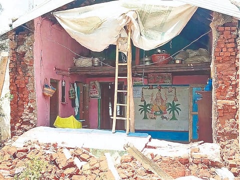 ಮಳವಳ್ಳಿ ತಾಲೂಕಿನ ಚಿಕ್ಕಬಾಗಿಲು ಗ್ರಾಮದಲ್ಲಿ ಮಂಗಳವಾರ ರಾತ್ರಿ ಸುರಿದ ಮಳೆಗೆ ಮನೆಯ ಗೋಡೆ ಕುಸಿದು ಬಿದ್ದಿದೆ.