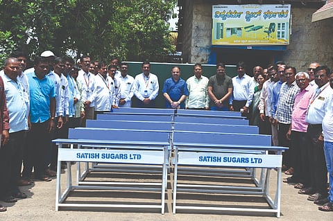 ಸತೀಶ ಶುಗರ್ಸ್​ ಕಾರ್ಖಾನೆಯಿಂದ ಮೂಡಲಗಿ ಶೈಣಿಕ ವಲಯದ ಸರ್ಕಾರಿ ಪ್ರಾಥಮಿಕ ಮತ್ತು ಪ್ರೌಢ ಶಾಲೆಗಳಿಗೆ ಆಸನಗಳು ಹಾಗೂ ಗ್ರೀನ್​ ಬೋರ್ಡ್​ ವಿತರಿಸಲಾಯಿತು. ಬಿಇಒ ಪಿ.ಬಿ.ಹಿರೇಮಠ, ಪ್ರದಿಪಕುಮಾರ ಇಂಡಿ  ಇತರರಿದ್ದರು.