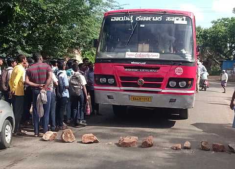 ಮುರಗೋಡ ಗ್ರಾಮದಲ್ಲಿ ರಸ್ತೆಗೆ ಅಡ್ಡಲಾಗಿ ಕಲ್ಲುಗಳನ್ನಿಟ್ಟು ಸಂಚಾರ ತಡೆಯಲಾಯಿತು. ಮಹಾಂತೇಶ ಬೂದಗಟ್ಟಿ, ಈರಣ್ಣ ಕಂಬಳಿ, ಗುರು ಗಾಣಿಗೇರ, ಮಹಾಂತೇಶ ಕಾರಗಿ ಇತರರಿದ್ದರು.