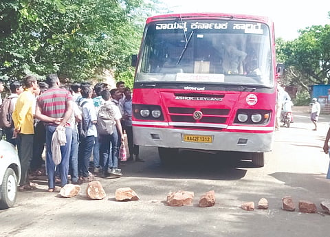 ಮುರಗೋಡ ಗ್ರಾಮದಲ್ಲಿ ರಸ್ತೆಗೆ ಅಡ್ಡಲಾಗಿ ಕಲ್ಲುಗಳನ್ನಿಟ್ಟು ಸಂಚಾರ ತಡೆಯಲಾಯಿತು. ಮಹಾಂತೇಶ ಬೂದಗಟ್ಟಿ, ಈರಣ್ಣ ಕಂಬಳಿ, ಗುರು ಗಾಣಿಗೇರ, ಮಹಾಂತೇಶ ಕಾರಗಿ ಇತರರಿದ್ದರು.