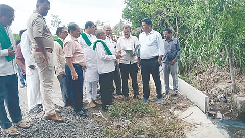 ನಿಪ್ಪಾಣಿ: ತಾಲೂಕಿನ ಬೆನಾಡಿ ಗ್ರಾಮದಲ್ಲಿ ಸಮುದಾಯ ಭವನದ ಕೊಳಚೆ ನೀರು ರಸ್ತೆ ಮೇಲೆ ಹರಿದು ಜನರಲ್ಲಿ ಆತಂಕ ಮೂಡಿಸಿದ್ದ ಸ್ಥಳಕ್ಕೆ  ತಹಸೀಲ್ದಾರ್​ ಸುರೇಶ ಮುಂಜೆ, ತಾಲೂಕು ಪಂಚಾಯಿತಿ ಕಾರ್ಯನಿರ್ವಾಹಕ ಅಧಿಕಾರಿ ಪ್ರವಿಣ ಕಟ್ಟಿ, ಸಿಪಿಐ ಬಿ.ಎಸ್​.ತಳವಾರ ಮತ್ತು ನೀರಾವರಿ ಇಲಾಖೆ ಅಧಿಕಾರಿಗಳು ಸ್ಥಳಕ್ಕೆ ಭೇಟಿ ನೀಡಿ ಪರಿಶೀಲಿಸಿ ವಾರದೊಳಗೆ ಹುನ್ನರಗಿ ರಸ್ತೆಯ ಕಾಲುವೆಯ ಬಳಿಯ ನೀರನ್ನು ಒಳಚರಂಡಿಗೆ ಕೂಡಿಸುವುದಾಗಿ ಭರವಸೆ ನೀಡಿದರು. ಸಮಸ್ಯೆ ಸರಿಪಡಿಸುವಂತೆ ಈಚೆಗೆ ಗ್ರಾಮಸ್ಥರು ತಹಸೀಲ್ದಾರ್​ಗೆ ಮನವಿ ಸಲ್ಲಿಸಿದ್ದರು. ಅಶೋಕ ರಸಾಗರ, ಕಲಗೊಂಡ ಕೋಟಗೆ, ಆನಂದ ಗಾಯಕವಾಡ, ಸುರೇಶ ಚಂದುರೆ, ಮಲ್ಲೇಶ ಬನ್ನೆ, ಸಚಿನ ಕೋಟಗಿ, ಮಹೇಶ ರಸಾಗರ, ಮಯೂರ ಪಾಟೀಲ, ಸಿದ್ದಪ್ಪ ಮಿರಾಜೆ, ಮಹೇಶ ಜನವಾಡೆ, ಕಾಶಿನಾಥ ಸಂಗಾವೆ, ಅಪ್ಪಾಸಾಹೇಬ ಮಿರಾಜೆ, ಸಾಗರ ಪಾಟೀಲ, ಪಿಡಿಒ ಜಾವೇದ್​ ಪಟೇಲ್​, ನೀರಾವರಿ ಇಲಾಖೆ ಎಂಜಿನಿಯರ್​ ಸಿ.ಎಸ್​.ಕುಲಕರ್ಣಿ ಇತರರಿದ್ದರು.