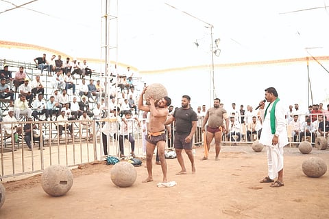 ನಿಪ್ಪಾಣಿಯಲ್ಲಿ ಗುಂಡುಕಲ್ಲು ಎತ್ತುವ ಸ್ಪರ್ಧೆ ಜರುಗಿತು.