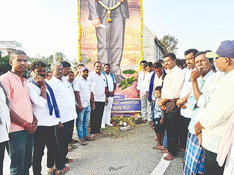 ಪಾಂಡವಪುರ ತಾಲೂಕಿನ ಜಕ್ಕನಹಳ್ಳಿ ವೃತ್ತದಲ್ಲಿ ನಡೆದ ಡಾ.ಬಿ.ಆರ್.ಅಂಬೇಡ್ಕರ್ ಅವರ ಜಯಂತಿಯಲ್ಲಿ ಎಚ್.ಮಂಜುನಾಥ್ ಮಾತನಾಡಿದರು. ಎನ್.ಬಿ.ರಾಮೇಗೌಡ, ಸೋಮಶೇಖರ್, ನಟರಾಜು, ಜವರಯ್ಯ, ಶಂಕರ್, ದೊಡ್ಡವೆಂಕಟಯ್ಯ, ದೇವರಾಜು, ದ್ಯಾವಯ್ಯ, ಹಾಳಪ್ಪ, ಲಿಂಗರಾಜು ಇದ್ದರು.
