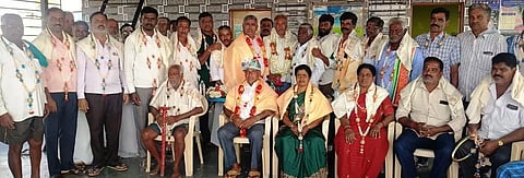 ಪಾಂಡವಪುರ ತಾಲೂಕಿನ ಡಿಂಕಾ ಹಾಲು ಉತ್ಪಾದಕರ ಸಹಕಾರ ಸಂಘದ ನೂತನ ಅಧ್ಯಕ್ಷರಾಗಿ ಅವಿರೋಧವಾಗಿ ಆಯ್ಕೆಯಾದ ಜೆಡಿಎಸ್ ಬೆಂಬಲಿತ ಅಭ್ಯರ್ಥಿ ಮಹೇಶ್ ಅವರನ್ನು ಮನ್‌ಮುಲ್ ನಿರ್ದೇಶಕ ಸಿ.ಶಿವಕುಮಾರ್ ಸೇರಿದಂತೆ ಎಲ್ಲಾ ನಿರ್ದೇಶಕರು, ಮುಖಂಡರು, ಯಜಮಾನರು ಅಭಿನಂಧಿಸಿದರು.