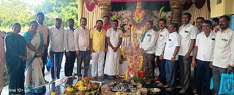ಪಾಂಡವಪುರ ತಾಲೂಕಿನ ಚಿನಕುರಳಿ ಬಿಜಿಎಸ್ ಶಾಲೆಯಲ್ಲಿ ಲಿಂಗೈಕ್ಯ ಶ್ರೀಬಾಲಗಂಗಾಧರನಾಥ ಸ್ವಾಮೀಜಿ ಅವರ ಜನ್ಮದಿನ ಹಾಗೂ ಪುಣ್ಯಸ್ಮರಣೆ ಅಂಗವಾಗಿ ಡಾ.ಜೆ.ಎನ್.ರಾಮಕೃಷ್ಣೇಗೌಡ ನೇತೃತ್ವದಲ್ಲಿ ಹೋಮ-ಹವನ, ಪೂಜಾ ಕೈಂಕರ್ಯಗಳು ಜಗುಗಿದವು.