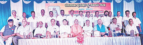 ಪೊನ್ನಂಪೇಟೆ ಮಾತಾಯಿ ಪುರುಷ ಸ್ವ-ಸಹಾಯ ಸಂಘದಿಂದ ಶಿವರಾತ್ರಿ ಪ್ರಯುಕ್ತ ಆಯೋಜಿಸಿದ್ದ ಕಾರ್ಯಕ್ರಮದಲ್ಲಿ ಶ್ರೀ ಪರಹಿತಾನಂದ ಮಹಾರಾಜ್, ಕಂದಾ ಸುಬ್ಬಯ್ಯ, ಕರುಣಾಕರ, ದಯಾ ಚಂಗಪ್ಪ, ವಿನೋದ್, ಮನು ಸೋಮಯ್ಯ, ರವಿಶೆಟ್ಟಿ, ಐನಂಡ ಮಂದಣ್ಣ, ರಂಗಯ್ಯ ಹಾಗೂ ಇತರರಿದ್ದರು.
