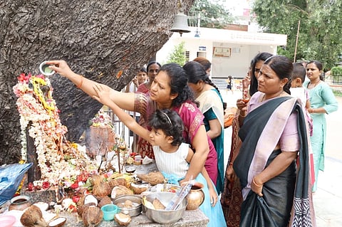 ರಾಯಚೂರಿನ ಡ್ಯಾಡಿ ಕಾಲೋನಿಯ ಈಶ್ವರ ದೇವಸ್ಥಾನದಲ್ಲಿ ನಾಗದೇವತೆಗೆ ನಾಗರ ಚೌತಿ ನಿಮಿತ್ತ ಮಹಿಳೆಯರು ಭಾನುವಾರ ಹಾಲೆರೆದರು.