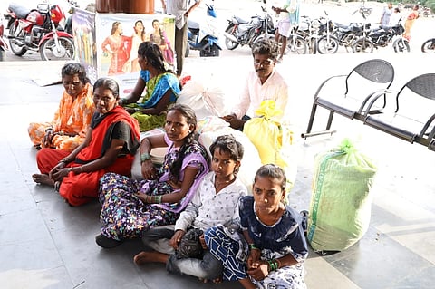 ಲಸ ಅರಸಿ ಬೇರೆ ಬೆಂಗಳೂರು ಸೇರಿದಂತೆ ಬೇರೆ ರಾಜ್ಯ ಕಡೆ ತಂಡೋಪತಂಡವಾಗಿ ಗುಳೆ ಹೊಂಟಿದ್ದಾರೆ.