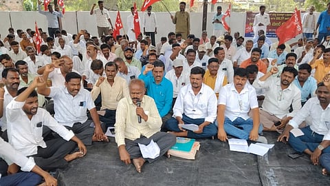 ಗ್ರಾಮ ಪಂಚಾಯತ ನೌಕರರ ವೇತನ ಹೆಚ್ಚಳ  ಸೇರಿ ವಿವಿಧ ಬೇಡಿಕೆಗಳಿಗಾಗಿ ಒತ್ತಾಯಿಸಿ ಗ್ರಾಮ ಪಂಚಾಯಿತಿ ನೌಕರರ ಸಂಘದಿಂದ ಗುರುವಾರ ರಾಯಚೂರಿನ ಟಿಪ್ಪು ಸುಲ್ತಾನ್ ಉದ್ಯಾನವನದಲ್ಲಿ ಪ್ರತಿಭಟನೆ ಮಾಡಿದರು. ನೌಕರರ ಸಂಘದ ಜಿಲ್ಲಾಧ್ಯಕ್ಷ ಮಲ್ಲಿಕಾರ್ಜುನ ಮನ್ಸಲಾಪೂರು, ಕಾರ್ಯದರ್ಶಿ ಅಂಜಿನಯ್ಯ , ಖಜಾಂಚಿ ಪಾಂಡುರಂಗ ನಾಯಕ, ಸಿಐಟಿಯು ಜಿಲ್ಲಾ ಪ್ರಧಾನ ಕಾರ್ಯದರ್ಶಿ ಡಿ.ಎಸ್.ಶರಣಬಸವ, ಗಿರಿಯಪ್ಪ ಪೂಜಾರಿ, ಮುಖಂಡರಾದ ಸುರೇಶ ಇದ್ದರು.