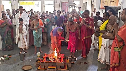 13 ವರ್ಷಕ್ಕೆ ಒಮ್ಮೆ ಬರುವ ಶನೇಶ್ವರ ಜಯಂತಿ ನಿಮಿತ್ತ ಶನಿವಾರ ರಾಯಚೂರಿನ ಜವಾಹರ ನಗರದ ಗುರು ರಾಘವೇಂದ್ರ ಸ್ವಾಮಿಗಳ ಮಠದಲ್ಲಿ ಭಕ್ತರಿಂದ ಶಾಂತಿ ಹೋಮ ನೆರವೇರಿಸಲಾಯಿತು.