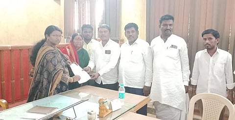 ತಾಲೂಕಿನ ಗಬ್ಬೂರು ಗ್ರಾಮದ ಸರ್ವೇ ನಂ 773/*/5 ರ ಸರ್ಕಾರಿ ಗೈರಾಣಿ ಭೂಮಿಯನ್ನು ಒತ್ತುವರಿ ಮಾಡಿದ ನರೇಶ ಕುಮಾರ ಮೇಲೆ ಕ್ರಿಮಿನಲ್ ಮೊಕ್ಕದಮೆ ದಾಖಲಿಸಿ ಭೂಮಿಯನ್ನು ಹದ್ದು ಬಸ್ತು ಮಾಡಲು ಒತ್ತಾಯಿಸಿ ಪ್ರಗತಿಪರ ಸಂಘಟನೆಗಳ ಒಕ್ಕೂಟದ ಪದಾಧಿಕಾರಿಗಳಿಂದ ದೇವದುರ್ಗ ತಹಶೀಲ್ದಾರ್ ನಾಗಮ್ಮ ಕಟ್ಟಿಮನಿಗೆ ಗುರುವಾರ ಮನವಿ ಸಲ್ಲಿಸಿದರು. ಪ್ರಮುಖರಾದ ಬಸವರಾಜ ಜಗ್ಲಿ,ಮಲ್ಲಿಕಾರ್ಜುನ ಸಿಂಗ್ರಿ,ಅನಂತ, ತುಳಿಜಮ್ಮ,ಅಕ್ಕಮ್ಮ,ಗಣೇಶ,ನಿಂಗಪ್ಪ ಇದ್ದರು.