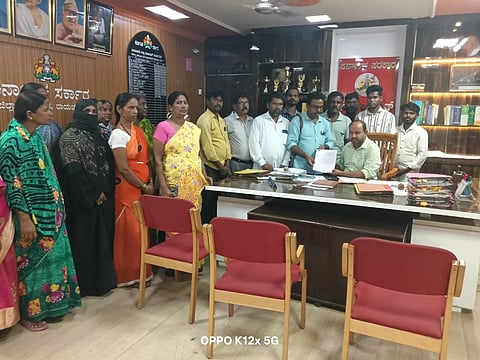 ಜಿಲ್ಲೆಯ ವಿವಿಧ ಇಲಾಖೆಯ ವ್ಯಾಪ್ತಿಯಲ್ಲಿ ಕಾರ್ಯ ನಿರ್ವಹಿಸುತ್ತಿರುವ ವಸತಿನಿಲಯ ಕಾರ್ಮಿಕರಿಗೆ ಪರಿಷ್ಕೃತ ಕನಿಷ್ಠ ವೇತನವನ್ನು ಜಾರಿಗೆ ತರಬೇಕೆಂದು ಒತ್ತಾಯಿಸಿ ಕರ್ನಾಟಕ ರಾಜ್ಯ ಸಂಯುಕ್ತ ವಸತಿ ನಿಲಯ ಕಾರ್ಮಿಕರ ಸಂಘದಿಂದ ಗುರುವಾರ ರಾಯಚೂರಿನ ಜಿಪಂ ಉಪ ಕಾರ್ಯದರ್ಶಿ ಹಾಲಸಿದ್ದಪ್ಪ  ಪೂಜಾರಿಗೆ ಮನವಿ ಸಲ್ಲಿಸಿದರು. ಜಿಲ್ಲಾಧ್ಯಕ್ಷ ಮಹೇಶ್ ಚೀಕಲಪರ್ವಿ,ಕಾರ್ಯದರ್ಶಿ ಗಾಯತ್ರಿ ಹಾಗೂ ಜಿಲ್ಲಾ ಉಪಾಧ್ಯಕ್ಷ ಅಣ್ಣಪ್ಪ ಶಿರಿಶ್ಯಾಡ್,ಬಸವರಾಜ, ಶಶಿಕುಮಾರ,ಮಹೇಶ್ವರಿ, ಹನುಮಂತ, ಶ್ರೀದೇವಿ, ಶ್ರೀನಿವಾಸ ಇದ್ದರು.