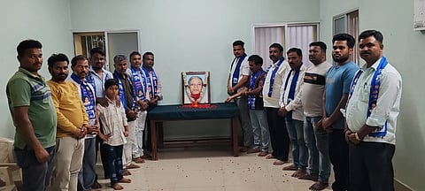 ಚಾಮರಾಜನಗರದ ಪ್ರವಾಸಿ ಮಂದಿರದಲ್ಲಿ ಬಹುಜನ ಸಮಾಜ ಪಕ್ಷದಿಂದ ಕಾನ್ಶಿರಾಂ  ಅವರ  92ನೇ  ಜಯಂತಿಯ ಅಂಗವಾಗಿ ಭಾವಚಿತ್ರಕ್ಕೆ ಪುಷ್ಪ ನಮನ ಸಲ್ಲಿಸಲಾಯಿತು. ವಾಸು ಹೊಂಡರಬಾಳು, ಸಿದ್ದಯ್ಯನಪುರ ಎಸ್.ಪಿ.ಮಹೇಶ್, ದೇವಲಾಪುರ ಶಿವಣ್ಣ, ಗಾಳೀಪುರ ರಂಗಸ್ವಾಮಿ, ಬಾಬು ರಾಮಸಮುದ್ರ, ಅಮಚವಾಡಿ ಕಾಂತರಾಜು, ಸಿದ್ದರಾಜು ಇತರರಿದ್ದರು.