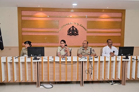 ಚಾಮರಾಜನಗರದ ಜಿಲ್ಲಾ ಪೊಲೀಸ್ ವರಿಷ್ಠಾಧಿಕಾರಿಗಳ ಕಚೇರಿ ಸಭಾಂಗಣದಲ್ಲಿ ಯುಗಾದಿ, ರಂಜಾನ್ ಹಬ್ಬದ ಆಚರಣೆ ಹಿನ್ನೆಲೆಯಲ್ಲಿ ಸೌಹಾರ್ದ ಸಭೆಯನ್ನು ನಡೆಸಲಾಯಿತು. ಶ್ರೀರೂಪಾ, ಎಂ.ಮುತ್ತುರಾಜ್, ಸ್ನೇಹಾರಾಜ್, ಪರಶುರಾಮ್ ಹಾಜರಿದ್ದರು. 