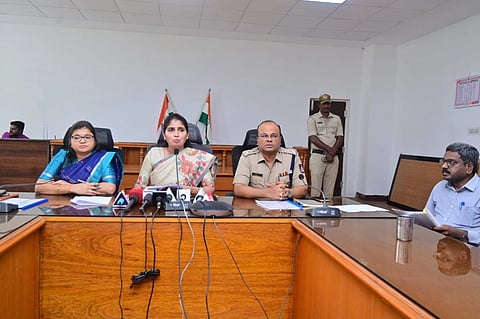 ಚಾಮರಾಜನಗರದ ಜಿಲ್ಲಾಧಿಕಾರಿ ಕಚೇರಿಯಲ್ಲಿ ಕರೆದಿದ್ದ ಸುದ್ದಿಗೋಷ್ಠಿಯಲ್ಲಿ ಜಿಲ್ಲಾಧಿಕಾರಿ ಶ್ರೀರೂಪಾ ಮಾತನಾಡಿದರು. ಮೋನಾರೋತ್, ಎಂ.ಮುತ್ತುರಾಜ್ ಹಾಜರಿದ್ದರು. 