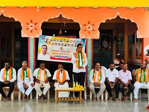 ಸತ್ತಿಗೇರಿ ಗ್ರಾಮದಲ್ಲಿ ಹಮ್ಮಿಕೊಂಡಿದ್ದ ಗ್ರಾಮಮಟ್ಟದ ಬಿಜೆಪಿ ಕುಂದು-ಕೊರತೆ ಸಭೆಯಲ್ಲಿ ಬಿಜೆಪಿ ಮಂಡಲ ಅಧ್ಯಕ್ಷ ವಿರೂಪಾಕ್ಷ ಮಾಮನಿ ಮಾತನಾಡಿದರು. ಬಸಯ್ಯಜ್ಜ ಹಿರೇಮಠ, ಜಗದೀಶ ಕೌಜಗೇರಿ, ಈರಣ್ಣ ಚಂದರಗಿ ಇತರರಿದ್ದರು.