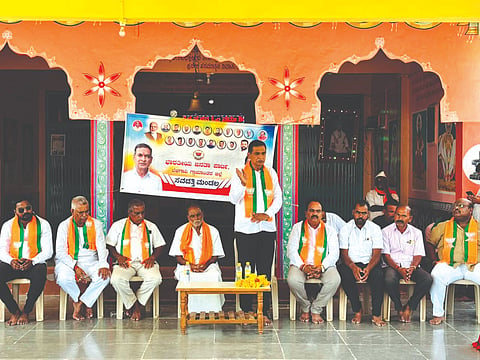 ಸತ್ತಿಗೇರಿ ಗ್ರಾಮದಲ್ಲಿ ಹಮ್ಮಿಕೊಂಡಿದ್ದ ಗ್ರಾಮಮಟ್ಟದ ಬಿಜೆಪಿ ಕುಂದು-ಕೊರತೆ ಸಭೆಯಲ್ಲಿ ಬಿಜೆಪಿ ಮಂಡಲ ಅಧ್ಯಕ್ಷ ವಿರೂಪಾಕ್ಷ ಮಾಮನಿ ಮಾತನಾಡಿದರು. ಬಸಯ್ಯಜ್ಜ ಹಿರೇಮಠ, ಜಗದೀಶ ಕೌಜಗೇರಿ, ಈರಣ್ಣ ಚಂದರಗಿ ಇತರರಿದ್ದರು.
