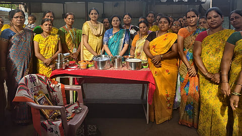 ಸವದತ್ತಿಯ ಯಾತಾಳೇಶ್ವರ ದೇವಸ್ಥಾನದ ಆವರಣದಲ್ಲಿ ತೈಲ ಮತ್ತು ಗ್ಯಾಸ್‌ರಹಿತ ಅಡುಗೆ ಸ್ಪರ್ಧೆ ನಡೆಯಿತು. ಡಾ.ನಯನಾ ಭಸ್ಮೆ, ಪಲ್ಕವಿ ಪದಕಿ, ಪಾರ್ವತಿ ಕಾಂತಿಮಠ, ವನಜಾಕ್ಷಿ ಸಾಲಿಮಠ ಇತರರಿದ್ದರು.