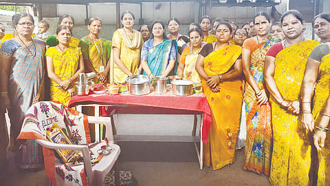 ಪಾರಂಪರಿಕ ಆಹಾರದಿಂದ ಆರೋಗ್ಯ ವೃದ್ಧಿ ಮೋರ್ಚಾ ಜಿಲ್ಲಾಧ್ಯಕ್ಷೆ  ಡಾ.ನಯನಾ ಭಸ್ಮೆ ಸಲಹೆ  ಖಾದ್ಯ ತೈಲ,  ಸವದತ್ತಿಯ ಯಾತಾಳೇಶ್ವರ ದೇವಸ್ಥಾನದ ಆವರಣದಲ್ಲಿ ತೈಲ ಮತ್ತು ಗ್ಯಾಸ್‌ರಹಿತ ಅಡುಗೆ ಸ್ಪರ್ಧೆ ನಡೆಯಿತು. ಡಾ.ನಯನಾ ಭಸ್ಮೆ, ಪಲ್ಲವಿ ಪದಕಿ, ಪಾರ್ವತಿ ಕಾಂತಿಮಠ, ವನಜಾಕ್ಷಿ ಸಾಲಿಮಠ ಇತರರಿದ್ದರು.