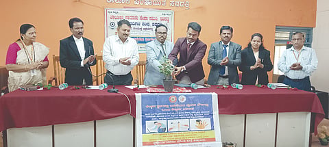 ಸವದತ್ತಿ ತಾಪಂ ಸಭಾಭವನದಲ್ಲಿ ಹಮ್ಮಿಕೊಂಡಿದ್ದ ಕಾನೂನು ಅರಿವು ಕಾರ್ಯಕ್ರಮವನ್ನು ನ್ಯಾಯಾಧೀಶರಾದ ಸಿದ್ಧರಾಮ ಟಿ., ಕೃಷ್ಣಪ್ಪ ಪಮ್ಮಾರ ಉದ್ಘಾಟಿಸಿದರು. ರತ್ನಾ ಕದಂ, ಸಾವಿತ್ರಿ ಶಿಭಾರಗಟ್ಟಿ ಇತರರಿದ್ದರು.