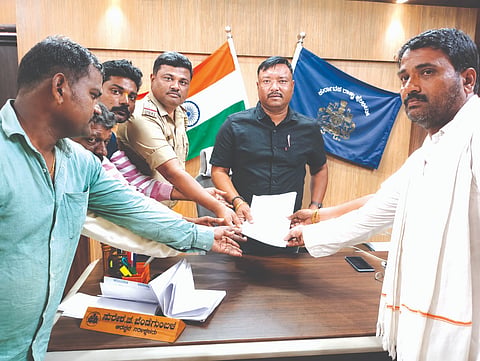 ಜಮೀನುಗಳಿಗೆ ತೆರಳಲು ಸಮರ್ಪಕ ರಸ್ತೆ ಸೌಲಭ್ಯ ಕಲ್ಪಿಸುವಂತೆ ಆಗ್ರಹಿಸಿ ಚುಳಕಿ ಗ್ರಾಮದ ರೈತರು ಸವದತ್ತಿ ನಗರದಲ್ಲಿ ಗ್ರೇಡ್-2 ತಹಸೀಲ್ದಾರ್ ಎಂ.ಎನ್.ಮಠದಗೆ ಮನವಿ ಸಲ್ಲಿಸಿದರು. ಅರುಣ ಇಡಗಲ್ಲ, ನಾಮದೇವ ಹರ್ಲಾಪುರ, ಈರಯ್ಯ ಮಠಪತಿ ಇತರರಿದ್ದರು.