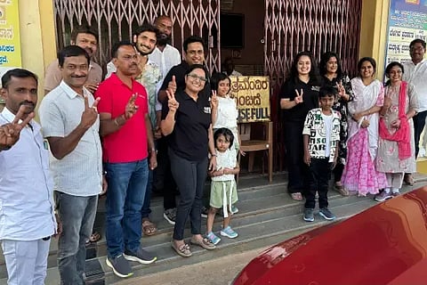 ಸಾಗರದ ಶ್ರೀ ಚಿತ್ರಮಂದಿರದ ಎದುರು ವಿಕಲ್ಪ ಸಿನಿಮಾ ತಂಡದ ಸಂಭ್ರಮಾಚರಣೆ. ಪೃಥ್ವಿರಾಜ್ ಪಾಟೀಲ್, ನಾಗಶ್ರೀ ಹೆಬ್ಬಾರ್, ಇಂದಿರಾ ಶಿವಸ್ವಾಮಿ ಸಂತೋಷ್ ಸದ್ಗುರು ಇತರರಿದ್ದರು.