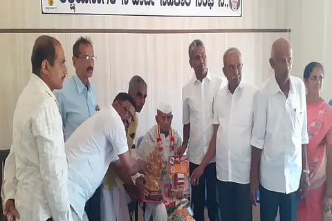 ಸಾಗರದ ಅಕ್ಷಯಸಾಗರ ಸೌಹಾರ್ದ ಸಂಸ್ಥೆಗೆ ಮಂಗಳವಾರ ಭೇಟಿ ನೀಡಿ ಸಂಸ್ಥೆ ವತಿಯಿಂದ ನೀಡಲಾದ ಅಭಿನಂದನೆ ಸ್ವೀಕರಿಸಿ ಮಾಜಿ ಸಹಕಾರಿ ಸಚಿವ ಎಸ್.ಎಸ್.ಪಾಟೀಲ್ ಮಾತನಾಡಿದರು.
