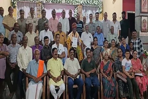 ಸಾಗರದ ಶೃಂಗೇರಿ ಶಂಕರಮಠದಲ್ಲಿ ಆಯೋಜಿಸಿದ್ದ ಕಾರ್ಯಕ್ರಮದಲ್ಲಿ ನಿವೃತ್ತ ಶಿಕ್ಷಕ ನಾರಾಯಣಮೂರ್ತಿ ಕಾನುಗೋಡು ಅವರನ್ನು ಸನ್ಮಾನಿಸಲಾಯಿತು. ಅಶ್ವಿನಿ ಕುಮಾರ್, ದಿನೇಶ್‌ಕುಮಾರ್ ಜೋಶಿ ಇತರರಿದ್ದರು.