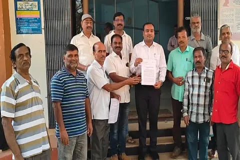 ಸಾಗರದ ಸಂಗೊಳ್ಳಿ ರಾಯಣ್ಣ ಕ್ರೀಡಾಂಗಣದಲ್ಲಿ ತಾತ್ಕಾಲಿಕ ಹೆಲಿಪ್ಯಾಡ್ ನಿರ್ಮಿಸಲು ಅವಕಾಶ ನೀಡಬಾರದು ಎಂದು ಒತ್ತಾಯಿಸಿ ಗಾಂಧಿನಗರ ನಿವಾಸಿಗಳು ಎಸಿ ವೀರೇಶ್‌ಕುಮಾರ್‌ಗೆ ಮನವಿ ಸಲ್ಲಿಸಿದರು. ಮಂಜುನಾಥ, ಎಸ್.ವಿ.ಕೃಷ್ಣಮೂರ್ತಿ, ಹಿತಕರ ಜೈನ್, ಸುಂದರ ರಾಜ್ ಇತರರಿದ್ದರು.