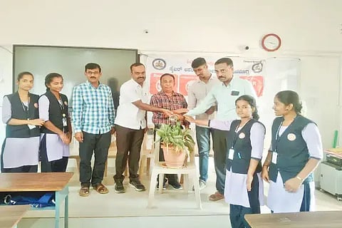 ಶಿಕಾರಿಪುರದ ಬಾಲಕಿಯರ ಸರ್ಕಾರಿ ಪದವಿಪೂರ್ವ ಕಾಲೇಜಿನಲ್ಲಿ ಆಯೋಜಿಸಿದ್ದ ಸೈಬರ್ ಜಾಗೃತಿ ಕಾರ್ಯಕ್ರಮವನ್ನು ಸಿ.ಬಿ.ವೆಂಕಟೇಶ್ ಉದ್ಘಾಟಿಸಿದರು. ಧರ್ಮನಾಯ್ಕ, ಅರವಿಂದ್ ಇತರರಿದ್ದರು.