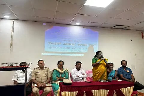 ಸೊರಬದಲ್ಲಿ ಆಯೋಜಿಸಿದ್ದ ಮಿಷನ್ ಸುರಕ್ಷಾ ಅಭಿಯಾನ ಕಾರ್ಯಕ್ರಮದಲ್ಲಿ ತಹಸೀಲ್ದಾರ್ ಮಂಜುಳಾ ಹೆಗಡಾಳ್ ಮಾತನಾಡಿದರು. ಕೆ.ಜಿ.ಶಶಿಧರ, ಡಾ. ವೀಣಾ ಭಟ್, ಆರ್.ಪುಷ್ಪಾ, ಮಹಾಂತೇಶ್ ಇತರರಿದ್ದರು.