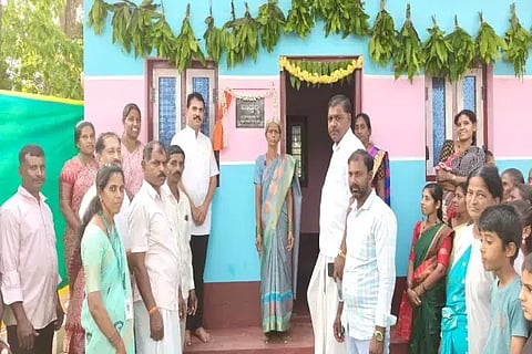 ತಾಲೂಕಿನ ಬರಗಿ ಗ್ರಾಮದಲ್ಲಿ ಧರ್ಮಸ್ಥಳ ಯೋಜನೆಯಿಂದ ನಿರ್ಮಿಸಿಕೊಟ್ಟ ವಾತ್ಸಲ್ಯ ಮನೆಯನ್ನು ಕನ್ನಮ್ಮ ಎಂಬುವರಿಗೆ ಜಿಲ್ಲಾ ನಿರ್ದೇಶಕ ಎಂ.ದಿನೇಶ್ ಹಸ್ತಾಂತರಿಸಿದರು. ಎಂ.ಬಿ.ಪುಟ್ಟಪ್ಪ, ಕೆ.ಭಾಸ್ಕರ, ಜಯಂತಿ ಇತರರಿದ್ದರು.