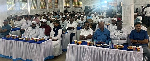  ಸೋಮವಾರಪೇಟೆ ಜಲಾಲಿಯ ಮಸೀದಿಯಲ್ಲಿ ನಡೆದ ರಂಜಾನ್ ಇಪ್ತಾರ್ ಕೂಟದಲ್ಲಿ ವಿವಿಧ ಸಮುದಾಯಗಳ ಪ್ರಮುಖರು ಭಾಗವಹಿಸಿದ್ದರು.