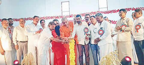 ಸೋಮವಾರಪೇಟೆ ಹಿಂದು ಮಲೆಯಾಳ ಸಂಘದ ವತಿಯಿಂದ ನಡೆದ ಓಣಂ ಉತ್ಸವ ಕಾರ್ಯಕ್ರಮವನ್ನು ಶಾಸಕ ಡಾ.ಮಂತರ್‌ಗೌಡ ಉದ್ಘಾಟಿಸಿದರು. ಶ್ರೀ ವಿಖ್ಯಾತನಂದ ಸ್ವಾಮೀಜಿ, ಶ್ರೀ ಗಂಗಾಜೀ ನಾಯರ್, ಪ್ರಕಾಶ್, ಭರತ್ ಇದ್ದರು.