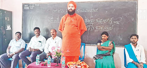ಸೋಮವಾರಪೇಟೆ ಎಸ್‌ಜೆಎಂ ಶಾಲೆಯಲ್ಲಿ ಏರ್ಪಡಿಸಿದ್ದ ಕಾರ್ಯಕ್ರಮದಲ್ಲಿ ಸೋಮವಾರಪೇಟೆಯ ವಿರಕ್ತ ಮಠದ ಶ್ರೀನಿಶ್ಚಲ ನಿರಂಜನ ದೇಶಿಕೇಂದ್ರ ಸ್ವಾಮೀಜಿ ಮಕ್ಕಳಿಗೆ ಪರೀಕ್ಷಾ ಸಿದ್ಧತೆ ಬಗ್ಗೆ ಸಲಹೆ ನೀಡಿದರು. ಮಾರಪ್ಪ, ರಾಣ, ಶಿವಕುಮಾರ್ ಇದ್ದರು.