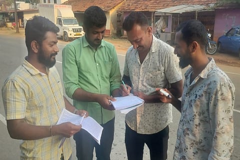ಮಲೆನಾಡು ರೈತ ಹಿತರಕ್ಷಣಾ ಸಮಿತಿಯಿಂದ ಅಡ್ಡಗದ್ದೆ ಗ್ರಾಪಂ ವ್ಯಾಪ್ತಿಯಲ್ಲಿ ಮನೆ-ಮನೆ ತೆರಳಿ ಕರಪತ್ರ ಅಭಿಯಾನ ಹಾಗೂ ಸಹಿ ಸಂಗ್ರಹ ಮಾಡಲಾಯಿತು