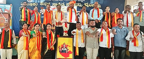 ಶೃಂಗೇರಿಯಲ್ಲಿ ತಾಲೂಕು ಕಸಾಪ ಆಯೋಜಿಸಿದ್ದ ಸೇವಾದೀಕ್ಷಾ ಸಮಾರಂಭದಲ್ಲಿ ಜಿಲ್ಲಾ ಕಸಾಪ ಗೌರವ ಕಾರ್ಯದರ್ಶಿ ಎಸ್.ಎಸ್.ವೆಂಕಟೇಶ್ ಅವರು ನೂತನ ಅಧ್ಯಕ್ಷರು ಹಾಗೂ ಪದಾಧಿಕಾರಿಗಳಿಗೆ ಪ್ರತಿಜ್ಞಾವಿಧಿ ಬೋಧಿಸಿದರು. ಆನಂದಸ್ವಾಮಿ, ರಮೇಶ್ ಶೂನ್ಯ, ಜ್ಯೋತಿ ಮಂಜುನಾಥ್, ಪ್ರಮೀಳಾ, ರಾಘವೇಂದ್ರ ಹೆಗಡೆ, ಶ್ರೀನಿವಾಸ್, ಸುನೀತಾ ನವೀನ್ ಗೌಡ ಇತರರಿದ್ದರು.