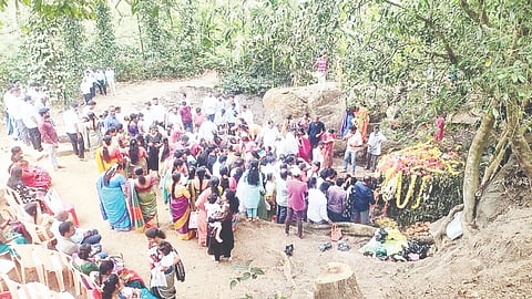  ಚಿಕ್ಕಕೊಳತ್ತೂರು ಉದ್ಭವ ಬಾವಿ ಬಸವಣ್ಣ ದೇವರ ವಾರ್ಷಿಕ ಪೂಜಾ ಮಹೋತ್ಸವದಲ್ಲಿ ಪಾಲ್ಗೊಂಡಿರುವ ಭಕ್ತರು.