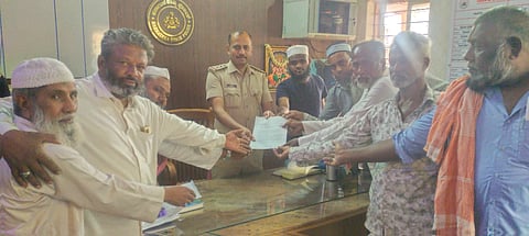 ಸೂಲಿಬೆಲೆ ಗ್ರಾಮದಲ್ಲಿ ಅಕ್ರಮವಾಗಿ ನಡೆಯುತ್ತಿರುವ ಗೋವಧೆ ಹಾಗೂ ಗೋಮಾಂಸ ಮಾರಾಟ ಚಟುವಟಿಕೆಗಳನ್ನು ನಿಲ್ಲಿಸುವಂತೆ ಒತ್ತಾಯಿಸಿ ಮಸೀದಿಗಳ ಮುಖ್ಯಸ್ಥರು ಸೂಲಿಬೆಲೆ ಸರ್ಕಲ್​ ಇನ್​ಸ್ಪೆಕ್ಟರ್​ ರಾಜಣ್ಣ ಅವರಿಗೆ ಮನವಿ ಸಲ್ಲಿಸಿದರು. ಮುಸ್ಲಿಂ ಮುಖಂಡ ಅಕ್ಬರ್​ ಅಲಿಖಾನ್​, ಚೌಕ್​ ಮಸೀದಿ ಅಧ್ಯಕ್ಷ ಮೌಲ, ಮುಬಾರಕ್​ ಮಸೀದಿ ಅಧ್ಯಕ್ಷ ದೌಲತ್​, ಜಾಮಿಯ ಮಸೀದಿ ಅಧ್ಯಕ್ಷ ಅಪೋಜ್​ ಪಾಷ ಇತರರು ಇದ್ದರು.