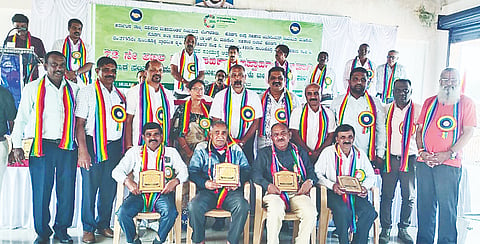 ಸುಂಟಿಕೊಪ್ಪದ ಮಂಜುನಾಥಯ್ಯ ಸಹಕಾರ ಭವನದಲ್ಲಿ ಭಾನುವಾರ ಆಯೋಜಿಸಿದ್ದ ಸಹಕಾರ ಸಂಸ್ಥೆಗಳ ಮೂಲಕ ಗ್ರಾಮೀಣ ಅಭಿವೃದ್ಧಿಯ ಬಲವರ್ಧನೆ ದಿನಾಚರಣೆ ಕಾರ್ಯಕ್ರಮದಲ್ಲಿ ಎಪಿಸಿಎಂಎಸ್ ಅಧ್ಯಕ್ಷ ಮತ್ತು ನಿರ್ದೇಶಕರುಗಳನ್ನು ಸನ್ಮಾನಿಸಲಾಯಿತು.  ಜೆರ್ಮಿಡಿಸೋಜ, ಎಂ.ಎಂ.ಶಾಮಲಾ, ಲೀಲಾಮೇದಪ್ಪ ಇತರರಿದ್ದರು.