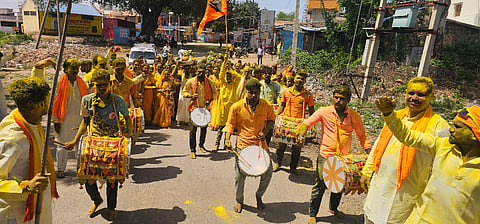 ಉಗರಗೋಳ ಗ್ರಾಮದಲ್ಲಿ ಶ್ರೀ ಗಾಳಿದುರ್ಗಮ್ಮದೇವಿ ಜಾತ್ರಾ ಮಹೋತ್ಸವ ಅಂಗವಾಗಿ ಸುಮಂಗಲಿಯರ ಆರತಿಯೊಂದಿಗೆ  ಗ್ರಾಮದ ಪ್ರಮುಖ ಬೀದಿಗಳಲ್ಲಿ ಮೆರವಣಿಗೆ ಸಂಚರಿಸಿತು.