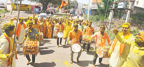 ಉಗರಗೋಳ ಗ್ರಾಮದಲ್ಲಿ ಶ್ರೀ ಗಾಳಿದುರ್ಗಮ್ಮ ದೇವಿ ಜಾತ್ರಾ ಮಹೋತ್ಸವ ಅಂಗವಾಗಿ ಸುಮಂಗಲಿಯರ ಆರತಿಯೊಂದಿಗೆ  ಗ್ರಾಮದ ಪ್ರಮುಖ ಬೀದಿಗಳಲ್ಲಿ ಮೆರವಣಿಗೆ ಸಂಚರಿಸಿತು. ರಾಜಪ್ಪ ಗಬ್ಬೂರ, ಶರಣಪ್ಪ ಯಮನೂರ ಇತರರಿದ್ದರು.