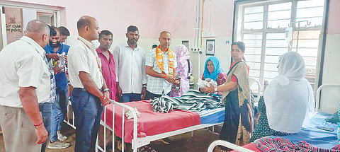 ಪ್ರಧಾನಿ ನರೇಂದ್ರ ಮೋದಿ ಅವರ 76ನೇ ಜನ್ಮದಿನದ ಅಂಗವಾಗಿ ಬಿಜೆಪಿ ಶಕ್ತಿಕೇಂದ್ರದ ಅಧ್ಯಕ್ಷ ರುಬೇಶ್ ನೇತೃತ್ವದಲ್ಲಿ ಬಿಜೆಪಿ ಕಾರ್ಯಕರ್ತರು ಸಿದ್ದಾಪುರ ಸಮುದಾಯ ಆರೋಗ್ಯ ಕೇಂದ್ರದ ಒಳರೋಗಿಗಳಿಗೆ ಹಣ್ಣುಹಂಪಲು ವಿತರಿಸಿದರು. ರೀನಾ ತುಳಸಿ, ಉದಯ, ಗಣೇಶ್, ಮೋಹನ್ ಇತರರಿದ್ದರು. 