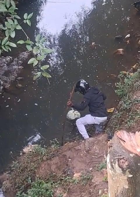 ಕಸ ಎಸೆಯುವುದನ್ನು ಗಮನಿಸಿದ ಸ್ಥಳೀಯರು ಆತನನ್ನು ತಡೆದು ನದಿಗೆ ಇಳಿಸಿ ಆತನೇ ಎಸೆದಿದ್ದ ಕಸವನ್ನು ವಾಪಸ್ ತೆಗೆಯುವ ದೃಶ್ಯ.