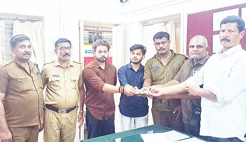 ಕೆಎಸ್‌ಆರ್‌ಟಿಸಿ ಚನ್ನರಾಯಪಟ್ಟಣ ಘಟಕದ  ಬಸ್‌ನಲ್ಲಿ ಹಣ ಹಾಗೂ ಚೆಕ್ ಇದ್ದ ಬ್ಯಾಂಗ್ ಬಿಟ್ಟು ಹೋಗಿದ್ದ ಕಪಿಲ್ ಶರ್ಮಾ ಮತ್ತು ಬಾಲಕಿಶನ್ ಶರ್ಮಾ ಅವರಿಗೆ ಘಟಕ ವ್ಯವಸ್ಥಾಪಕ ಜ್ಞಾನೇಶ್ ಹಾಗೂ ಭದ್ರತಾ ಶಾಖೆ ಹವಾಲ್ದಾರ್ ನಾರಾಯಣ, ಚಾಲಕ ಎನ್. ಸಿ.ಕೃಷ್ಣೇಗೌಡ, ನಿರ್ವಾಹಕ ಜಗದೀಶ್ ಹಸ್ತಾಂತರಿಸಿದರು.