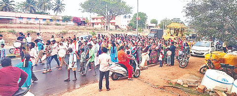 ಕೆ.ಆರ್.ಸಾಗರ ಗ್ರಾಮದಲ್ಲಿ ಮಂಗಳವಾರ ಗ್ರಾಮ ದೇವತೆ ಶ್ರೀ ಮರುಗಮ್ಮ ದೇವರ ಹಬ್ಬದ ಪ್ರಮುಕ್ತ ವಿವಿಧ ರಸ್ತೆಗಳಲ್ಲಿ ತಂಬಿಟ್ಟಿನಾರತಿ ಮೆರವಣಿಗೆ ನಡೆಯಿತು.