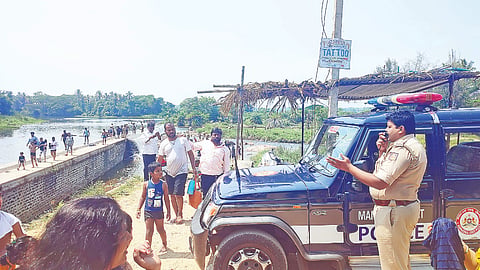 ಬಲಮುರಿ ಮತ್ತು ಎಡಮುರಿ  ಪ್ರವಾಸಿ ತಾಣದಲ್ಲಿನ ಪ್ರವಾಸಿಗರಿಗೆ ಮೈಕ್ ಮೂಲಕ ಮಾಹಿತಿ ನೀಡಿದ ಪೊಲೀಸರು.